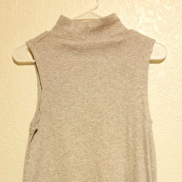 Gray sleeveless turtle neck - Picture 3 of 3